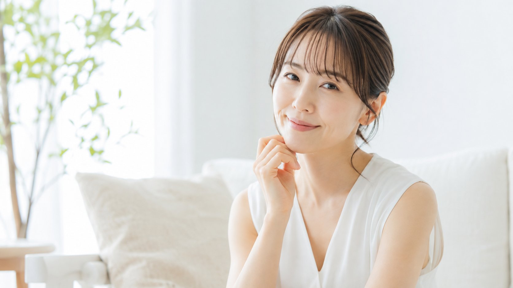 モイストパッチで目もと・口もとの乾燥ケアをする女性